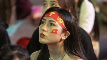 À Hô Chi Minh-Ville, les supporters expriment leur déception après la défaite de l'équipe nationale vietnamienne des moins de 23 ans face à la Chine.