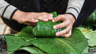 Young people are excitedly rediscovering Tet traditions through the experience of making traditional banh tet (Vietnamese sticky rice cake).