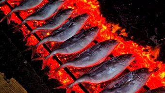 Mereka membongkok, memanggang ikan siang dan malam menjelang Tet.