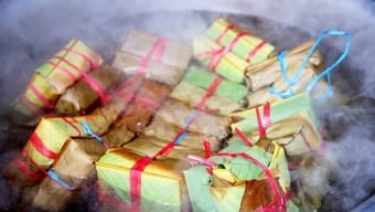 ប្រជាជនហាណូយនៅភ្ញាក់ពេញមួយយប់ មើលនំអង្ករដែលកំពុងចម្អិនសម្រាប់បុណ្យតេត។