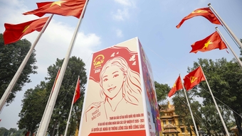 Bendera dan spanduk merah menghiasi jalan-jalan Hanoi untuk merayakan hari pemilihan.