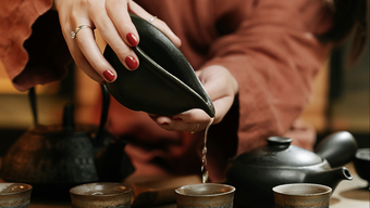 Les touristes internationaux apprécient le thé et découvrent l'artisanat traditionnel à Hanoï.