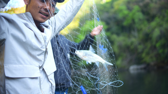 Viajando rio acima pelo rio Krông Nô para caçar peixes raros em Lâm Đồng com o povo K'Ho.