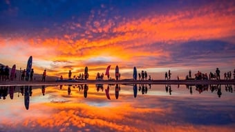 A perzselő hőség ellenére turisták tömegei özönlöttek a Man Thai-ba, hogy reggel 5 órától SUP-oljanak (állószörfözzenek).
