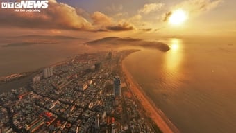 Vista panorámica del muelle para barcos turísticos que conecta la ciudad costera de Quy Nhon con la isla de Cu Lao Xanh.