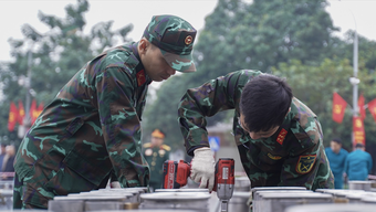 Una vista de cerca de los fuegos artificiales para dar la bienvenida al Año Nuevo 2026 en Hanoi.