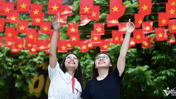 Quốc khánh 2/9: Thiêng liêng màu cờ Tổ quốc
