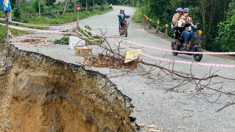 Hố 'tử thần' xuất hiện sau mưa lớn, lấn sâu vào đường liên huyện ở Hà Tĩnh