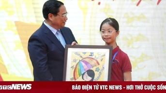 Bức tranh đặc biệt của nữ sinh trường khiếm thị tặng Thủ tướng ở lễ khai giảng