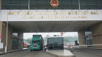 Nhộn nhịp xuất nhập khẩu qua cửa khẩu với Trung Quốc