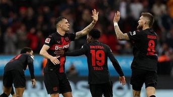 Leverkusen ngược dòng trong ba phút cuối ở Bundesliga