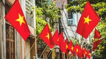 Ban Tuyên giáo Tỉnh Hoà Bình yêu cầu rà soát việc sử dụng cờ Đảng, cờ Tổ quốc