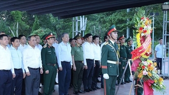 Tổng Bí thư, Chủ tịch nước Tô Lâm dâng hương tưởng nhớ các anh hùng liệt sỹ tại Quảng Trị