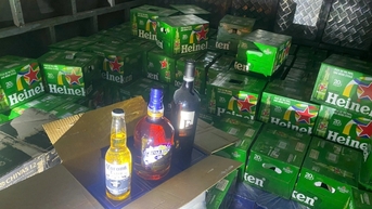Cảnh sát giao thông bắt vụ vận chuyển 6 tạ thực phẩm đông lạnh bốc mùi