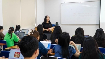 어느 공립대학이 교수를 초빙해 일하게 하는 데 5억 동을 지불했습니다.