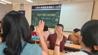 Trưởng ban phụ huynh bật khóc vì chuyện chiếc điều hòa cuối năm học