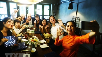 Thủ tướng Hà Lan Mark Rutte uống trà ở Hà Nội