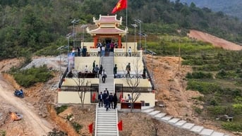 Xúc động giây phút khánh thành Nhà bia ghi danh 33 liệt sĩ Đồng Văn