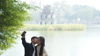 Người dân Hà Nội thảnh thơi dạo chơi, ngắm cảnh trong ngày đầu năm mới
