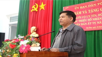 Thứ trưởng, Phó Chủ nhiệm Y Thông thăm, tặng quà Tết người nghèo ở vùng cao Quảng Ngãi