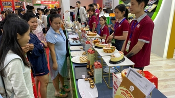 Người dân thích thú nếm hương vị quốc tế tại Triển lãm thực phẩm lớn nhất Việt Nam