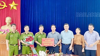 Khen thưởng Công an huyện Bảo Thắng về thành tích đấu tranh truy bắt nhanh đối tượng cướp tiệm vàng
