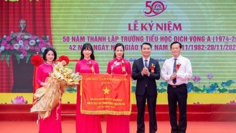 សាលាបឋមសិក្សា ឌីច វង្សអា បានទទួលទង់ជាតិត្រាប់តាមរដ្ឋាភិបាល