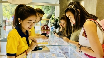 Giá vàng đảo chiều bật tăng 600 ngàn, vàng nhẫn 999.9 vượt 77 triệu đồng/lượng