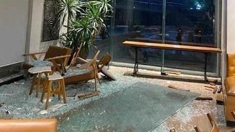 Mưa dông bật kính ở quán cà phê làm nữ bác sĩ bị thương nặng ở Hà Nội