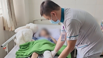 Bé gái bị thang máy kẹp gãy chân vì mải mê xem điện thoại