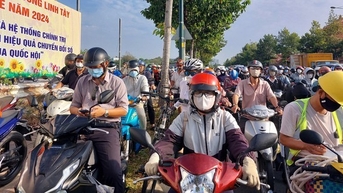 Phương tiện tăng đột biến trên đường Phạm Văn Đồng, kẹt xe kéo dài