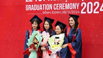 Quy Nhon University 졸업생 약 600명이 졸업장을 받았습니다.