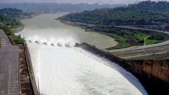 Thuỷ điện Hoà Bình mở 3 cửa xả lũ, mực nước sông Hồng đang lên