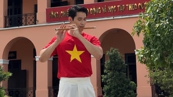 Nam vương Tuấn Ngọc thổi sáo trên nền nhạc ca khúc “Lá cờ”