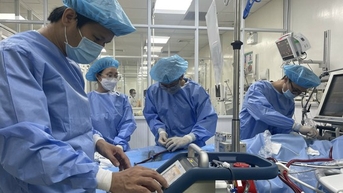 Người phụ nữ suy hô hấp, nguy kịch sau nâng ngực