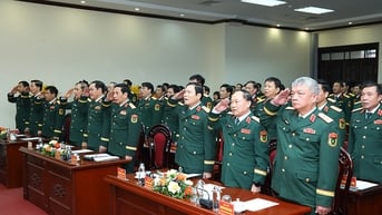 Trao Huy hiệu 40 năm tuổi Đảng tặng Đại tướng Nguyễn Tân Cương