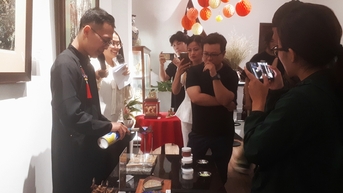 Vì sao người trẻ chọn 'lối đi hẹp' để quảng bá nghệ thuật?