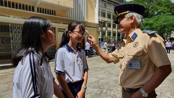 'Có bao giờ chúng ta dạy trẻ công việc của cô lao công, bác bảo vệ?'