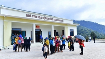 Bàn giao Nhà văn hóa cộng đồng cho đồng bào dân tộc Mông ở bản Huồi Xái (Nghệ An)