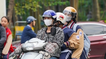 Người Hà Nội chật vật 'vượt' ùn tắc, gió lạnh đến công sở