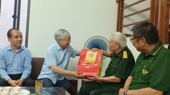 ប្រគល់ផ្ទះមហាសាមគ្គីចំនួន ២០០ខ្នង ដល់គ្រួសារក្រីក្រក្នុងខេត្ត Tuyen Quang