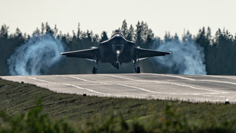 F-35 스텔스 전투기 2대, "역사적" 착륙 성공
