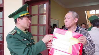 Trao 150 suất quà trong chương trình 'Xuân Biên phòng ấm lòng dân biển'