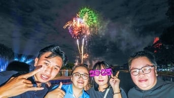 Giới trẻ xuyên đêm ở Đầm Sen mừng năm mới 2025