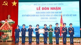 Thượng tướng Nguyễn Tân Cương dự lễ đón nhận Huân chương Chiến công hạng Nhì của Cảnh sát biển Việt Nam