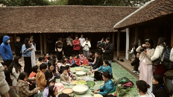 Người dân trải nghiệm Tết truyền thống tại Bảo tàng Dân tộc học Việt Nam