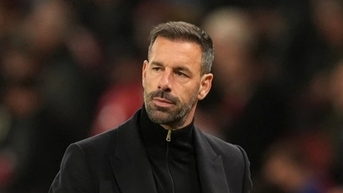 Động thái kỳ lạ của Man Utd với HLV Van Nistelrooy