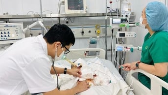 Bé trai bị giập nát bàn tay khi học làm pháo tự chế trên mạng