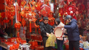 Phố Hàng Mã ngập sắc đỏ hút khách nhờ mẫu trang trí Tết từ giỏ bắt cá, cái đơm, cái đó