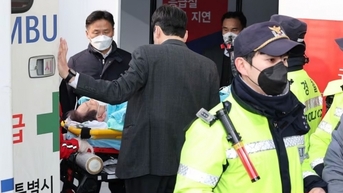 한국 민주당 대표, 칼부림에서 회복